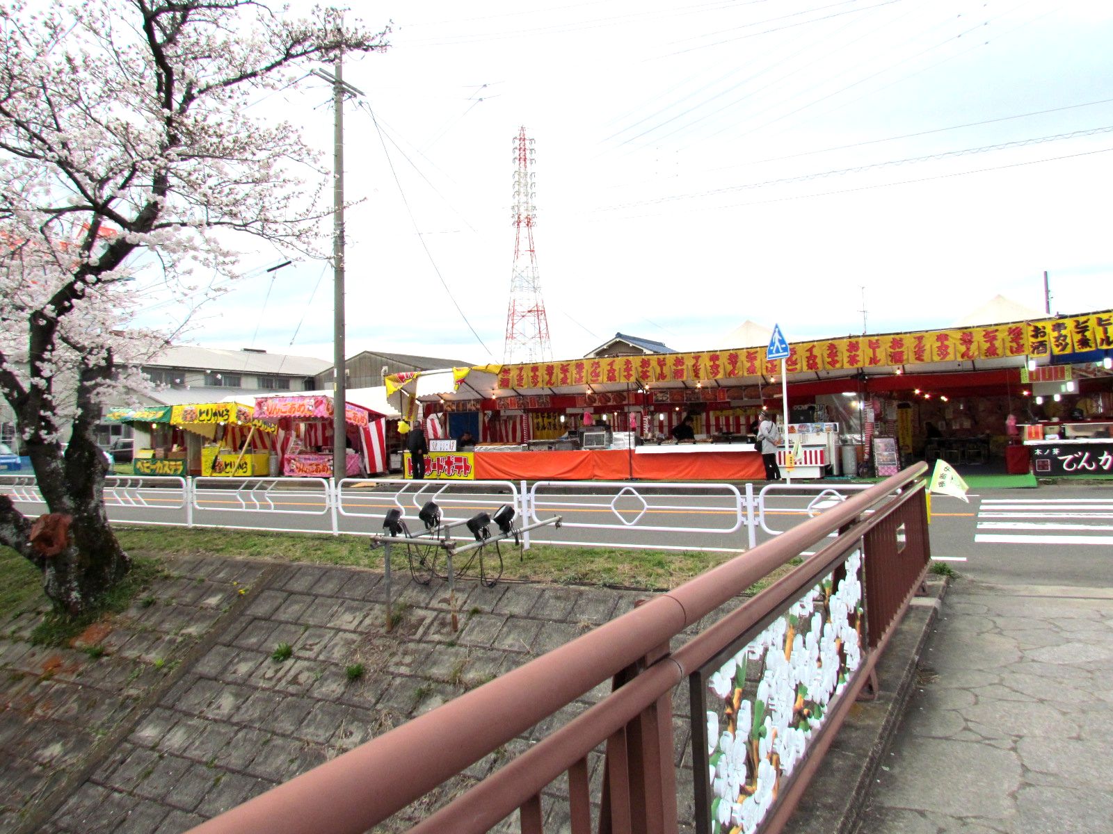 大口農協横の屋台と桜